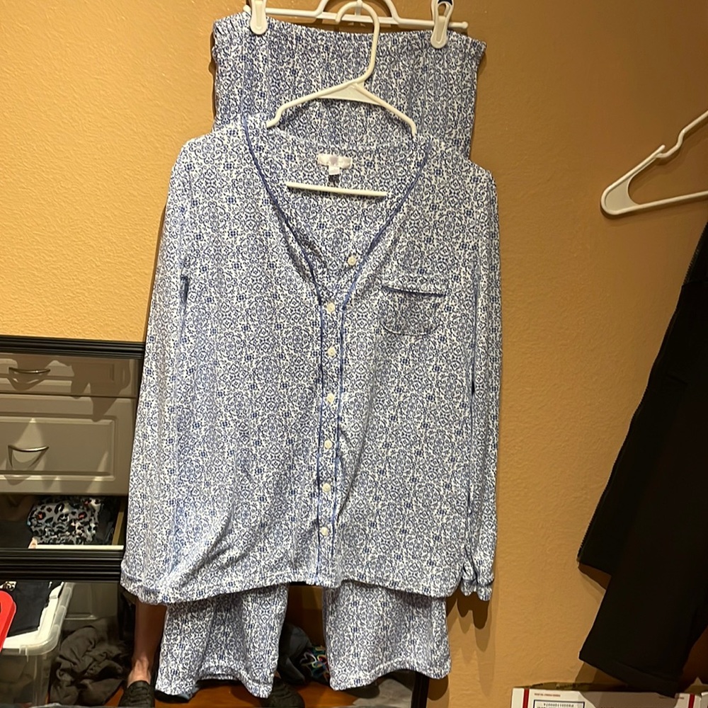 Women’s Secret Treasures Pajama set. Size Medium 8/10